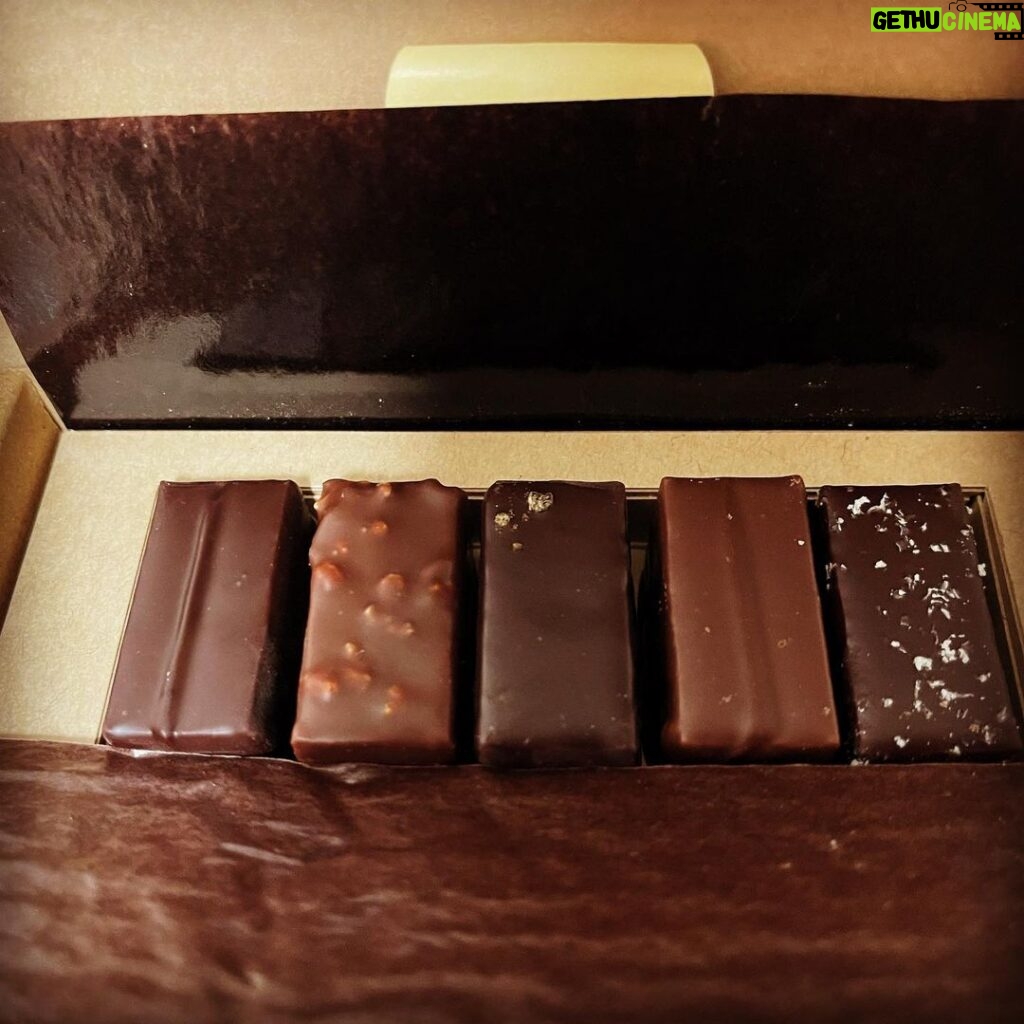 Nobuhiko Okamoto Instagram - こんちゃ #アランデュカス #おすすめチョコレート #最年少でミシュラン三つ星 #パリロンドンモナコから三つ星をもらったのも世界初 #まさに天才 #パーフェクトヒューマン