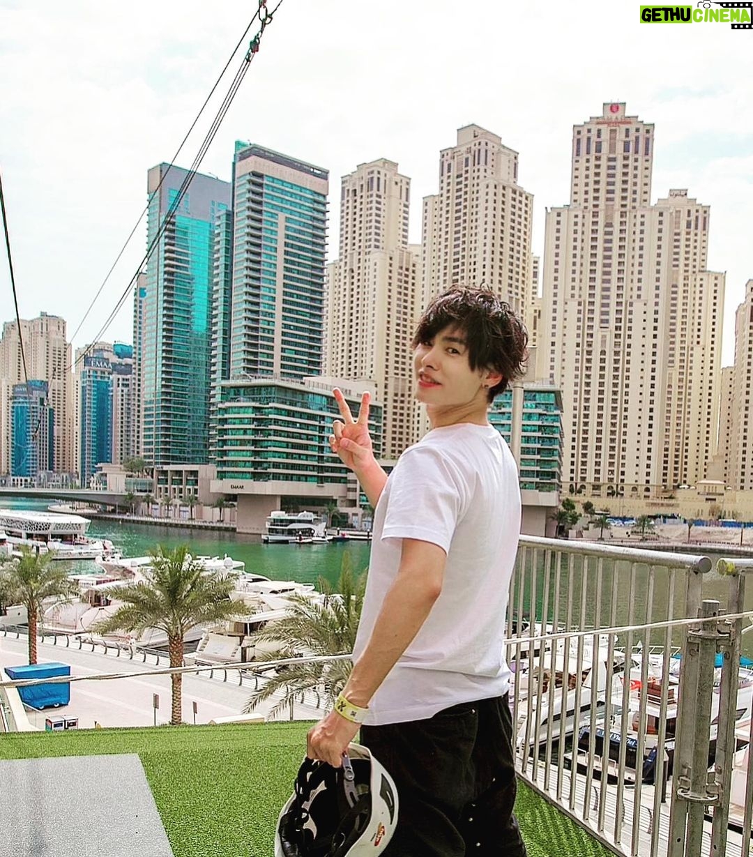 Nobuhiko Okamoto Instagram - 天気よくて嬉しい #ドバイ #のぶ旅 #ブルジュハリファ #世界一高い建物 #828mもあるんだって #まぁでも江口くんのほうが高いか #世界最長の都市型ジップライン #1キロもあるんだって #まぁでも江口くんのほうが長いか