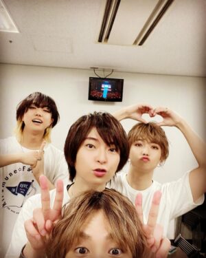 Nobuhiko Okamoto Instagram - キラミューンファンミ神戸ありがとうございました
#本番終わりすぐ
#かっきーさんピースの耳をつけた我は最強なり
#ほずみんとたくとくん何ポーズなん！？
#延々と神戸のご飯を食べる時間
#実は神戸牛も食べてました
#サイリウムふってくれてありがとう見えてます🥺
#この場にいない🦒は明日お楽しみに🤪