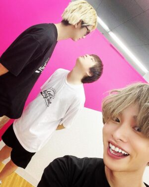Nobuhiko Okamoto Instagram - れっつはんぐあうと卍
#2人は見つめ合っていますがみなさんは見てくれましたか？
#大分前の収録ではありますが楽しかったです
#これが一触即発とでも言うのでしょうか…
#とても…
#ドキドキします…
#ね…🥴
#一体何をレッツするんですかねぇ…🥺
#次回もお楽しみに