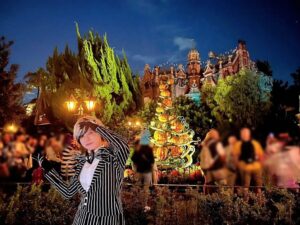 Nobuhiko Okamoto Instagram - Happy Halloween🎃#Dハロ

I love disney
I played with my fellow voice actors👻✨

How many Jacks are there?

#The Nightmare Before Christmas

#D好き声優たちのプライベート
#ガチ感MAX

#岡本信彦のジャックスケリントン
#駒田航くんのジャックスパロウ
#堀江瞬くんのジャックハート
#天﨑滉平くんのミゲル
#汐谷文康くんのジム