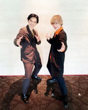Nobuhiko Okamoto Instagram - かっちゃんポーズ
#お亮さんのかっちゃんの表情
#俺がこれをしようと思ったらですね
#間違いなくザブングル加藤さんの低クオリティモノマネになります
#天は二物を与えずといいますが
#神様も時にはよそ見をするのです
#撮影者は誰でしょうか🥰