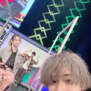 Nobuhiko Okamoto Instagram - エリオスありがとうございました
#リハ中を激写
#舞台上手組
#この3人だけおそらく家から配信見てた人とほぼ同じ状況
#アーサーくんとゲームの話しかしない楽屋
#石谷くんが最年少の現場
#😌＝石谷くん