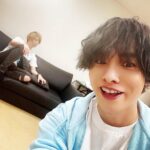 Nobuhiko Okamoto Instagram - ビーフェスありがとうございました #楽屋での一枚を隠し撮り #おやびんの座り方講座選手権キラミュ代表 #止まらない楽屋トーク #トリグナルのファンのみなさんありがとうございました