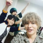 Nobuhiko Okamoto Instagram - 3バカで #リゼロ #楽屋では焼肉弁当が大人気 #ガーフィールのために買った服 #オットーのために帽子をカスタムしたあまちゃん #もはやスバルのユッケ氏 #この三人で足つぼマッサージ行きたいね😚 #求　2人の叫び声