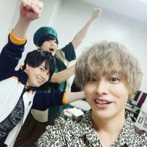 Nobuhiko Okamoto Instagram - 3バカで
#リゼロ
#楽屋では焼肉弁当が大人気
#ガーフィールのために買った服
#オットーのために帽子をカスタムしたあまちゃん
#もはやスバルのユッケ氏
#この三人で足つぼマッサージ行きたいね😚
#求　2人の叫び声