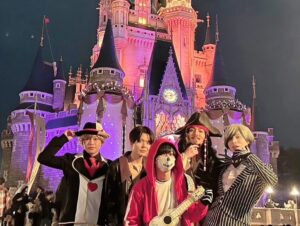 Nobuhiko Okamoto Instagram - Happy Halloween🎃#Dハロ

I love disney
I played with my fellow voice actors👻✨

How many Jacks are there?

#The Nightmare Before Christmas

#D好き声優たちのプライベート
#ガチ感MAX

#岡本信彦のジャックスケリントン
#駒田航くんのジャックスパロウ
#堀江瞬くんのジャックハート
#天﨑滉平くんのミゲル
#汐谷文康くんのジム