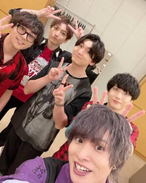Nobuhiko Okamoto Instagram - ツイステフェス2023ありがとうございました🦈

#ツイステ 

#ハーツラビュル
#サバナクロー
#スカラビア
#ポムフィオーレ
#イグニハイド

#オクタヴィネル　と
#ディアソムニア　は
#また今度ね🦐💗