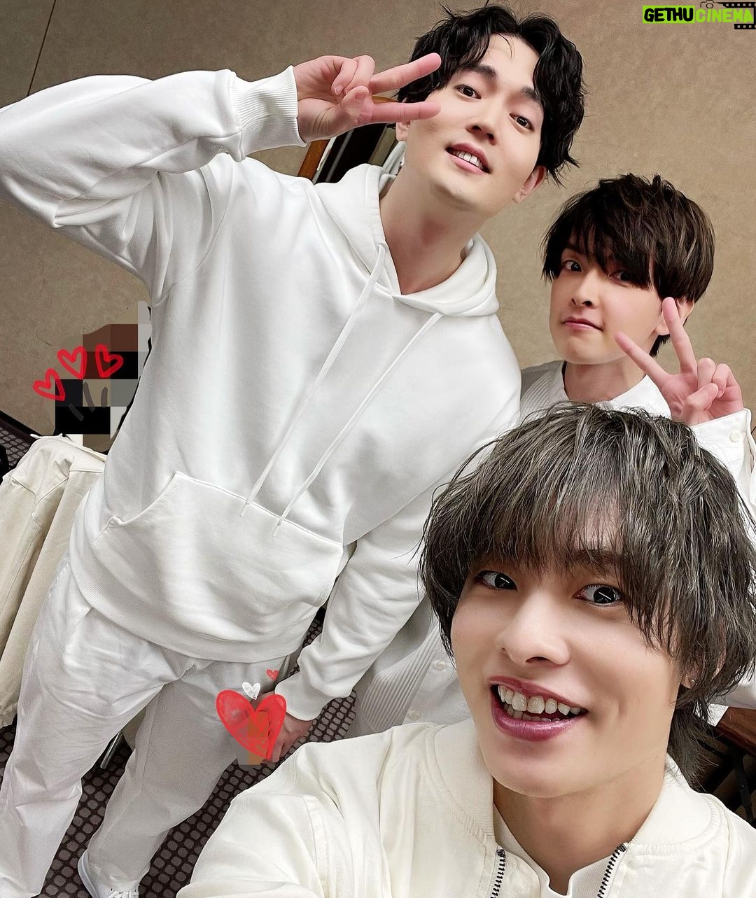 Nobuhiko Okamoto Instagram - なぜか出会ってしまった3人 #オレンジレンジ世代 #好きな曲だらけ #イメージで言うんだけど #花を歌ってハモられても動じなさそうな田丸くん #キリキリマイを誰かが歌ったらテンション高めに悩殺悩殺ってマイクなしで言ってそうな駒ちゃん #岡本はロコローションの時に手を叩いておきますね #まぁそんなわけで #俺たち寮生活できそうだね
