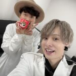 Nobuhiko Okamoto Instagram - キラフェス2日間ありがとう #伝説のノブグナル11回目の記念日をみんなで楽しんだ身 #伝説になる舞台とフェスのハシゴをかました自由くんのパフォーマンスやばみ #伝説級のゴッドスマイルに拝み #伝説の侍ことよっちんぱいせんと絡み #伝説的なカキオカの思い出の中に元神童が割り込み #伝説と謳われるその元神童の方は本当に素敵な方でありがたみ #伝説のパン食い声優とパン談義に励み #伝説を目指すユニットとりょへさんウィズミー