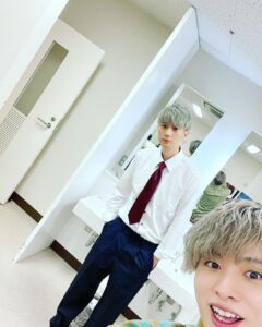 Nobuhiko Okamoto Instagram - ありがとうございました 35歳最後の芝居でした そしてみんなにプレゼント🎁です #警備服を脱いだ江口くんの破壊力を🎁 #憤怒の表情さえ愛おしいホリエルを🎁 #大場さんを本番前で呼び止めた姿を🎁 #まりーなさん全力ひまわりポーズを🎁 #りょへさんオフ時のかわゆい笑顔を🎁 #りょーたくんのいかちぃ姿はブログで🥰 #浪川さんの職業イケメンはアーカイブで🤪 #堀秀行さんとまた芝居したいです🙏 #魔法の呪文はガンマビレーテ #みんなへの呪文は #ニーヨスマレクデンコロヨ