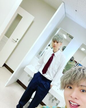 Nobuhiko Okamoto Instagram - ありがとうございました
35歳最後の芝居でした
そしてみんなにプレゼント🎁です

#警備服を脱いだ江口くんの破壊力を🎁
#憤怒の表情さえ愛おしいホリエルを🎁
#大場さんを本番前で呼び止めた姿を🎁
#まりーなさん全力ひまわりポーズを🎁
#りょへさんオフ時のかわゆい笑顔を🎁
#りょーたくんのいかちぃ姿はブログで🥰
#浪川さんの職業イケメンはアーカイブで🤪
#堀秀行さんとまた芝居したいです🙏
#魔法の呪文はガンマビレーテ
#みんなへの呪文は
#ニーヨスマレクデンコロヨ