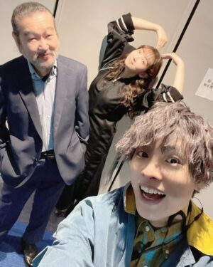 Nobuhiko Okamoto Instagram - ありがとうございました
35歳最後の芝居でした
そしてみんなにプレゼント🎁です

#警備服を脱いだ江口くんの破壊力を🎁
#憤怒の表情さえ愛おしいホリエルを🎁
#大場さんを本番前で呼び止めた姿を🎁
#まりーなさん全力ひまわりポーズを🎁
#りょへさんオフ時のかわゆい笑顔を🎁
#りょーたくんのいかちぃ姿はブログで🥰
#浪川さんの職業イケメンはアーカイブで🤪
#堀秀行さんとまた芝居したいです🙏
#魔法の呪文はガンマビレーテ
#みんなへの呪文は
#ニーヨスマレクデンコロヨ