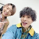 Nobuhiko Okamoto Instagram - ありがとうございました 35歳最後の芝居でした そしてみんなにプレゼント🎁です #警備服を脱いだ江口くんの破壊力を🎁 #憤怒の表情さえ愛おしいホリエルを🎁 #大場さんを本番前で呼び止めた姿を🎁 #まりーなさん全力ひまわりポーズを🎁 #りょへさんオフ時のかわゆい笑顔を🎁 #りょーたくんのいかちぃ姿はブログで🥰 #浪川さんの職業イケメンはアーカイブで🤪 #堀秀行さんとまた芝居したいです🙏 #魔法の呪文はガンマビレーテ #みんなへの呪文は #ニーヨスマレクデンコロヨ