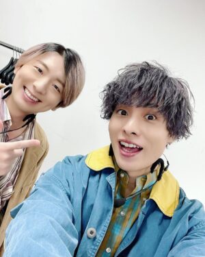 Nobuhiko Okamoto Instagram - ありがとうございました
35歳最後の芝居でした
そしてみんなにプレゼント🎁です

#警備服を脱いだ江口くんの破壊力を🎁
#憤怒の表情さえ愛おしいホリエルを🎁
#大場さんを本番前で呼び止めた姿を🎁
#まりーなさん全力ひまわりポーズを🎁
#りょへさんオフ時のかわゆい笑顔を🎁
#りょーたくんのいかちぃ姿はブログで🥰
#浪川さんの職業イケメンはアーカイブで🤪
#堀秀行さんとまた芝居したいです🙏
#魔法の呪文はガンマビレーテ
#みんなへの呪文は
#ニーヨスマレクデンコロヨ