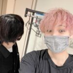 Nobuhiko Okamoto Instagram - FFT2022ありがとうございました #俺たちがトリグナルだねって言ってる時に出くわしてしまったカレーの妖精 #俺はマカロンといいはってるんですが信号機と言われてます #今から怖い話をして良いですか #ほりえるにね #いっしょに撮ろうよといってね #撮ったんですよ #そしたらなんとですね #ほりえるの後頭部しか映ってませんでした #キラミューン七不思議
