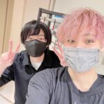Nobuhiko Okamoto Instagram - FFT2022ありがとうございました #俺たちがトリグナルだねって言ってる時に出くわしてしまったカレーの妖精 #俺はマカロンといいはってるんですが信号機と言われてます #今から怖い話をして良いですか #ほりえるにね #いっしょに撮ろうよといってね #撮ったんですよ #そしたらなんとですね #ほりえるの後頭部しか映ってませんでした #キラミューン七不思議