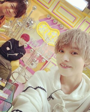 Nobuhiko Okamoto Instagram - 遅くまでありがとうございました
#左で笑うやさしくて気遣い屋の大先輩
#右で写真を撮る知性の以下略
#真ん中にドシンと鎮座する永遠の思春期
#夜あそびオモロすぎ
#待って改めて写真見返して驚いたんだけどこの写真ビューティー加工してるから白くなるはずなのになってない方いるのすごない？