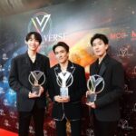 Noppharnach Chaiwimol Instagram - วันก่อนครับ พระจันทร์มันไก่ ได้ 🐔รางวัล สาขาผู้กำกับซีรีส์ยอดเยี่ยม 🐔รางวัล สาขาบทซีรีส์ยอดเยี่ยม 🐔รางวัล สาขานักแสดงสมทบยอดเยี่ยม จากงาน #yuniverseawards2023 🙏 ขอบคุณคณะกรรมการ ทุกท่านนะครับที่มอบรางวัลนี้ให้ ขอบคุณ ทีมงาน,นักแสดงทุกคนที่ร่วมกันสร้างงานชิ้นนี้ขึ้นมา ที่สำคัญขอบคุณคนดูทุกคนที่เชียร์และให้กำลังใจมาโดยตลอดครับ เผื่อว่าใครยังไม่ได้รับชม สามารถดูย้อนหลังได้ทาง Disney+และทางyoutube นะครับ #moonlightchicken #GMMTV