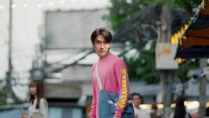 Noppharnach Chaiwimol Instagram - วันอังคาร=สีชมพู🩷 แฮร่! ใครๆก็เป็นฮีโร่นมชมพูแบบพี่หมอกได้🫡 ... เดินทางมีถึงอีพี3แล้วนะครับ รูปสุดท้ายขอขายของหน่อยนะฮะ  #lasttwilightseriesep3  รับชมได้ทาง youtube นะค้าบ 👉🌄