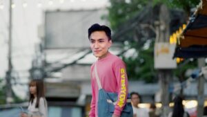 Noppharnach Chaiwimol Instagram - วันอังคาร=สีชมพู🩷 แฮร่! ใครๆก็เป็นฮีโร่นมชมพูแบบพี่หมอกได้🫡 ... เดินทางมีถึงอีพี3แล้วนะครับ รูปสุดท้ายขอขายของหน่อยนะฮะ  #lasttwilightseriesep3  รับชมได้ทาง youtube นะค้าบ 👉🌄