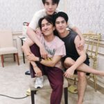 Noppharnach Chaiwimol Instagram - จากq1เปิดกล้องเมื่อ5เดือนก่อนรูปแรก...จนปิดกล้องเมื่อเดือนที่แล้วรูปต่อมา เวลาผ่านไปเร็วจัง พรุ่งนี้แล้วสินะที่ทุกคนจะได้ดูผลงานใหม่ของพวกแก ขอให้ทุกคนรักเดย์และหมอกเหมือนที่พวกเรารักก็พอเนอะ 👉🌄 #lasttwilightseries