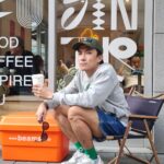 Noppharnach Chaiwimol Instagram - เฮ้... เบิร์ดเดย์นะตัวฉัน🤔 . เมื่อก่อนมองว่าคนโตประมาณนี้เค้าโคตรจะเป็นผู้ใหญ่ พอถึงวันของตัวเองเข้าจริง . ก็ต้องดีลกับความรู้สึกตัวเองเหมือนกัน ลึกๆก็ยังมีบางมุมที่ยังรู้สึกว่าหรือเรายังไม่โต คงเพราะทำงานกับเด็กๆเยอะด้วยมั้ง ก็เลยต้องคอยกระซิบตัวเองอยู่บ่อยๆว่า ..เฮ้ยมึงไม่เด็กแล้วนะเว้ย . แต่ก็นั่นแหละ บางวันก็รู้สึกมั่นคงหนักแน่น บางวันก็รู้สึกเหมือน10 ปีก่อนโน้นอยู่เลย   อาจจะมีบ้างที่นิ่งขึ้นตามวัย  หัวเราะยากขึ้นหน่อย   บ่นน้อยลง  ปลงมากขึ้น สดใสได้ตามอรรถภาพ  เปราะบางในบางเรื่อง และร้องไห้ง่ายเหมือนเดิม . ยังคงทำงานเยอะเป็นบ้าเป็นหลัง แต่ก็ยังสนุกกับทุกอย่างที่ทำ . ก็คงเท่านี้แหละ ตราบใดที่ไม่ปวดหลัง ถือว่ายังเด็กอยู่ ถ้าอย่างงั้นก็ .... แสดงว่ามึงไม่เด็กแล้วจ้า . อ้อ... ใครผ่านมาอวยพร ก็ขอบคุณไว้ ณ. โอกาสนี้เลยนะครับ🙏 . . . 27/10/2023 ด้วยรักจาก .... มนุษย์ 40 บวกบวก Regent Taipei 晶華酒店