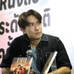 Noppharnach Chaiwimol Instagram - งานเปิดตัวนิยาย #lasttwilightseries วันนี้พูดคุยกันสนุกสนานพอหอมปากหอมคอ ใครอ่านนิยายรอแล้วก็หวังว่าจะถูกใจนะครับ ในซีรีส์ก็จะมีปรับเปลี่ยนไปบ้างเพื่อให้ได้อรรถรสคนละแบบ ฝากเอ็นดูพี่หมอกน้องเดย์อีกที พย.นี้ได้เจอกันแน่นอนครัช 👉