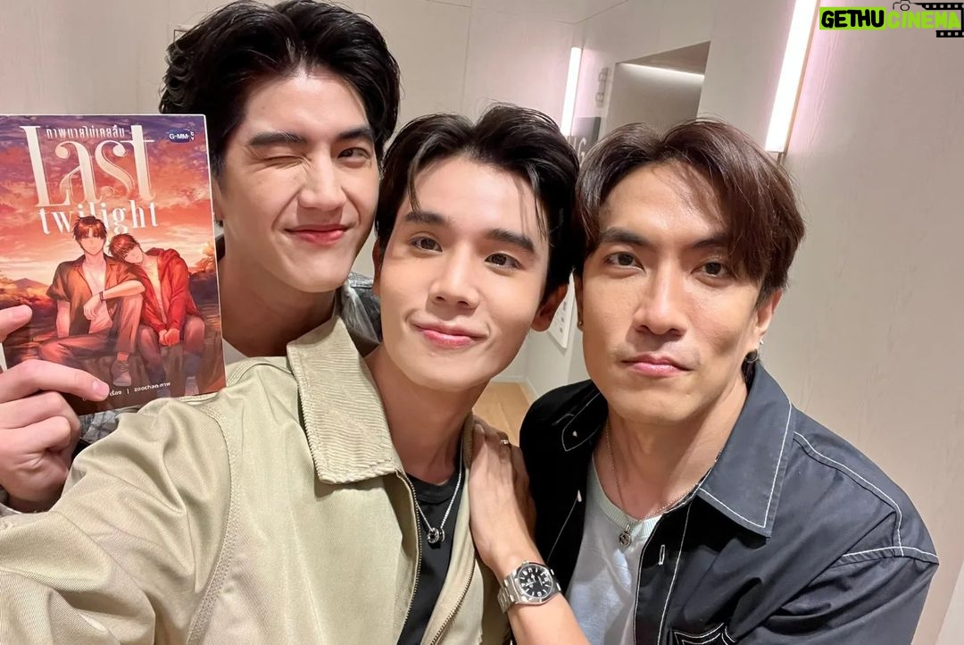 Noppharnach Chaiwimol Instagram - งานเปิดตัวนิยาย #lasttwilightseries วันนี้พูดคุยกันสนุกสนานพอหอมปากหอมคอ ใครอ่านนิยายรอแล้วก็หวังว่าจะถูกใจนะครับ ในซีรีส์ก็จะมีปรับเปลี่ยนไปบ้างเพื่อให้ได้อรรถรสคนละแบบ ฝากเอ็นดูพี่หมอกน้องเดย์อีกที พย.นี้ได้เจอกันแน่นอนครัช 👉