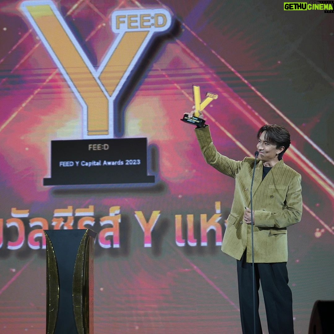 Noppharnach Chaiwimol Instagram - ขอบคุณFEED Y Capital Awards 2023 ที่มอบรางวัลซีรีส์ Yแห่งปีให้ #MoonlightChicken พระจันทร์มันไก่นะครับขอบคุณแทนทีมงานเบื้องหลังทุกคนเลยครับ ผมโชคดีมากๆที่ได้ร่วมงานกับทีมงานและนักแสดงที่เก่งๆทั้งนั้น ขอบคุณ GMMTV ขอบคุณพี่ถา @tha_sataporn ที่ให้อิสระในการทำงานเสมอๆ จะทำงานให้ดีต่อๆไปครับ ปล. วันนี้บนเวทีดีใจและตื่นเต้นมากๆพูดชื่องานผิดตลอดเลย ขออภัยนะครับ