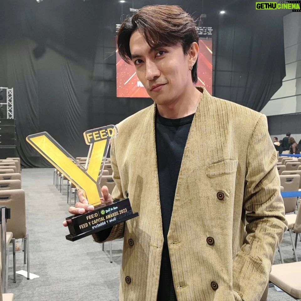 Noppharnach Chaiwimol Instagram - ขอบคุณFEED Y Capital Awards 2023 ที่มอบรางวัลซีรีส์ Yแห่งปีให้ #MoonlightChicken พระจันทร์มันไก่นะครับขอบคุณแทนทีมงานเบื้องหลังทุกคนเลยครับ ผมโชคดีมากๆที่ได้ร่วมงานกับทีมงานและนักแสดงที่เก่งๆทั้งนั้น ขอบคุณ GMMTV ขอบคุณพี่ถา @tha_sataporn ที่ให้อิสระในการทำงานเสมอๆ จะทำงานให้ดีต่อๆไปครับ ปล. วันนี้บนเวทีดีใจและตื่นเต้นมากๆพูดชื่องานผิดตลอดเลย ขออภัยนะครับ