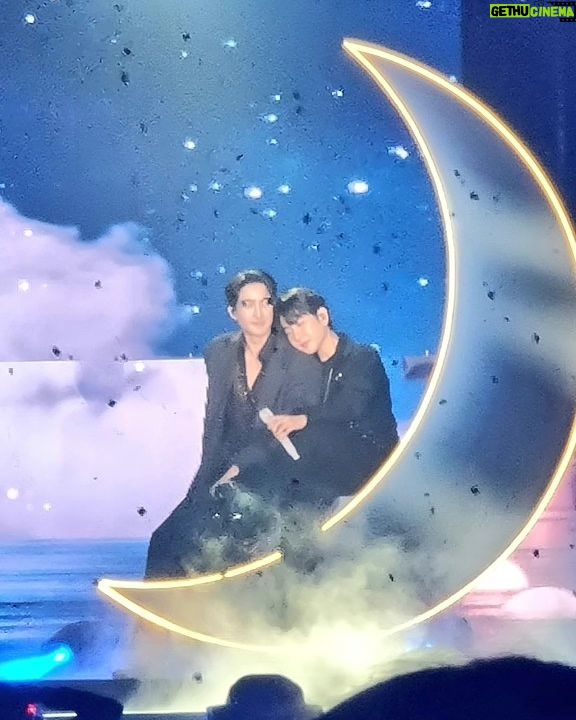 Noppharnach Chaiwimol Instagram - ระหว่างนั่งดูโชว์ของแก 2 คน ก็เหมือนนั่งไล่ดูประมวลภาพช่วงชีวิตนึงว่าพวกเราผ่านอะไรกันมาบ้าง....เติบโตไปด้วยกันแบบนี้นานๆเลยนะ @theearthe @mixxiw รักเสมอๆ