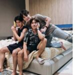 Noppharnach Chaiwimol Instagram - จากq1เปิดกล้องเมื่อ5เดือนก่อนรูปแรก...จนปิดกล้องเมื่อเดือนที่แล้วรูปต่อมา เวลาผ่านไปเร็วจัง พรุ่งนี้แล้วสินะที่ทุกคนจะได้ดูผลงานใหม่ของพวกแก ขอให้ทุกคนรักเดย์และหมอกเหมือนที่พวกเรารักก็พอเนอะ 👉🌄 #lasttwilightseries