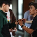 Noppharnach Chaiwimol Instagram - ผ่านไป3คิวแรกแล้ว ความตื่นเต้นเปลี่ยนเป็นความสนุก เวลาเริ่มงานใหม่ไม่ใช่แค่นักแสดงที่ต้องปรับจูน เราเองก็เช่นกัน ต้องหาพลังงานใหม่ๆสำหรับเรื่องนี้ ต้องหาจังหวะใหม่ๆในการกำกับ หาเครื่องมือใหม่ๆมาทดลองทำ วิธีเดิมก็อาจจะไม่เวิร์คเหมือนเดิม ไม่มีอะไรเป็นสูตรสำเร็จตายตัว ใช่ไม่ใช่ ชอบไม่ชอบ ก็ช่วยๆกันคอมเมนท์กันไป สนุกดี #lasttwilightseries