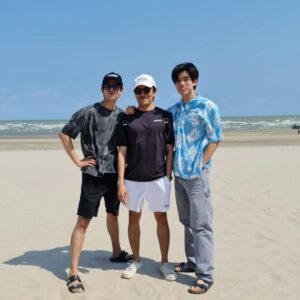 Noppharnach Chaiwimol Instagram - 3 gentlebros! 🙍🙎‍♂️🙎 จิ้มแก้มครั้งหนึ่ง @fourth.ig จิ้มแก้มตลอดไป  ส่วนอีกท่านก็ขายหมวกตลอดไปเช่นกันเนอะคุณ @mmarkpkk หมวกเค้าดีสั่งได้ที่ @kunagistudios 5555
#GMMTVouting2023