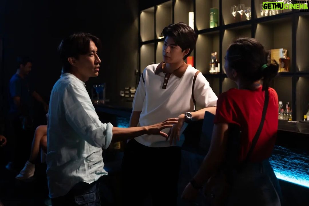 Noppharnach Chaiwimol Instagram - 👉วันที่ชวนมาร์คมาเล่นเรื่องนี้ในบทพี่ไนท์ บอกเลยว่าชวนเพราะอยากทำงานกับนักแสดงที่มีของ แล้วพอได้เวิร์คกับบทพี่ไนท์จริงๆ ก็เลยเป็นหน้าที่อันหนักหน่วงว่าจะใช้งานนักแสดงคนนี้อย่างไรให้คุ้มค่าที่สุด (เช่นเดียวกับน้ำตาล) บทจึงถูกวางแบ็คกราวน์เรื่องพี่น้องไว้อย่างหนักหน่วง . 👉 เรารู้อยู่แล้วว่ามาร์คเก่งมาร์ครอดเสมอในซีน จนบางครั้งยังแอบรู้สึกว่าทำงานกับมาร์คน้อยมาก ในที่นี้หมายถึงเราไม่ต้องใช้กระบวนท่าต่างๆมากนักในการดึงพลังนักแสดงออกมา . 👉 จนซีนนึงที่เรารู้สึกว่าเฮ้ยไม่ได้นะ ก็เลยบอกมาร์คว่า อ้าวก็ไม่ได้เก่งอย่างที่พี่คิดนี่นา เล่นง่ายๆแค่นี้ไม่ได้นะพี่ไม่เอา (อันนี้เป็นประโยคทริคที่เราใช้กันกับมาร์คอย่างเข้าใจNo Drama นะจ๊ะ) แค่นั้นแหละมาร์คก็ระเบิดการแสดงให้เราทุกซีน โดยเฉพาะในอีพี10 นี้ ที่ตั้งแต่ทำบทเสร็จเราสบายใจและบอกกับมาร์คเลยว่าเอาหละมีซีนอะไรให้แกเล่นแล้ว คาดหวังเลยนะ555 . 👉ผ่านมาถึงตรงนี้ก็บอกได้เลยว่า เออ @mmarkpkk มันเก่งและไม่ว่าบทไหนมันก็ไม่ทำให้ผิดหวังเลยจริงๆ และพี่เชื่อว่าคนดูก็คิดอย่างนั้นเช่นกัน .... #LastTwilightSeriesEp10