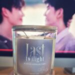 Noppharnach Chaiwimol Instagram - ปีนี้มี Last Twilight Candle เป็นของขวัญปีใหม่  2024 นะครับ🎁 เทียนหอมกลิ่นนี้ปรุงขึ้นพิเศษ โดยได้แรงบันดาลใจมากจาก ซีรีส์ ภาพนายไม่เคยลืม   . 🌄กลิ่นที่ชวนให้นึกถึงแสงแดดอุ่นๆ สายลมอ่อนๆ  บรรยากาศสีเขียวปนเหลืองและส้ม  อยากให้กลิ่นนี้เป็นตัวแทนของ ความสัมพันธ์ของหมอกและเดย์ที่แสนอบอุ่น เต็มไปด้วยความหวัง พลังบวกและความสดใส . 🌄ตัวกลิ่นหลักมาจากดอกไม้สีขาว เน้นที่ ดอกมะลิ ซึ่งเป็นดอกไม้โปรดของเดย์ สื่อถึงความนุ่มนวล อ่อนโยน เพิ่มความธรรมชาติด้วย Green notes จากผลไม้ตระกูลเบอร์รี่ และตัวเทียนมีโทนสีเหลืองอ่อนๆ ของดอกทานตะวัน ที่เป็นนิยามของความหวังในการมีชีวิตอยู่.  อยากให้ทุกคนนึกถึงช่วงเวลาที่สดชื่น สบายใจและผ่อนคลายได้ในเวลาเดียวกัน เหมือนเวลาที่เดย์ มีหมอกอยู่ใกล้ๆ เหมือนคอนเส็ปต์ของกลิ่นที่บอกว่า  "Be with You until the Last Twilight" . 🙏ขอบคุณที่สนับสนุนผลงานกันมาโดยตลอด  ยังไงฝากซีรีส์ ภาพนายไม่เคยลืมด้วยนะครับ #LastTwilightSeries