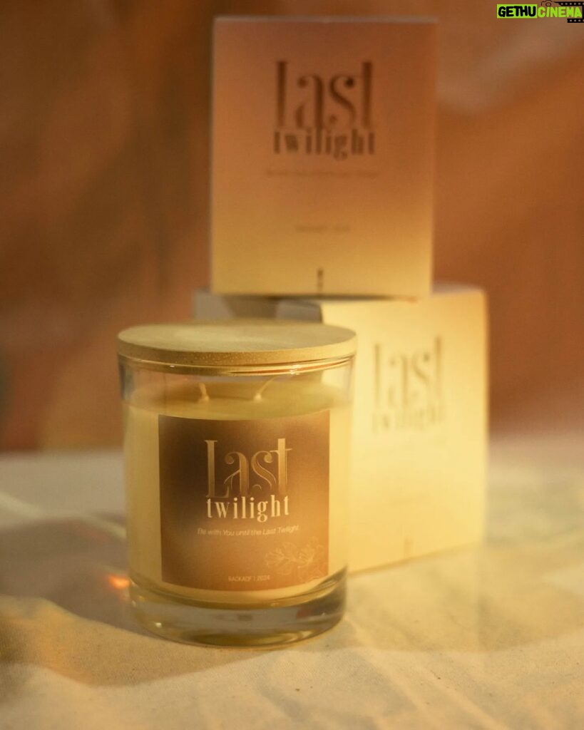 Noppharnach Chaiwimol Instagram - ปีนี้มี Last Twilight Candle เป็นของขวัญปีใหม่  2024 นะครับ🎁 เทียนหอมกลิ่นนี้ปรุงขึ้นพิเศษ โดยได้แรงบันดาลใจมากจาก ซีรีส์ ภาพนายไม่เคยลืม   . 🌄กลิ่นที่ชวนให้นึกถึงแสงแดดอุ่นๆ สายลมอ่อนๆ  บรรยากาศสีเขียวปนเหลืองและส้ม  อยากให้กลิ่นนี้เป็นตัวแทนของ ความสัมพันธ์ของหมอกและเดย์ที่แสนอบอุ่น เต็มไปด้วยความหวัง พลังบวกและความสดใส . 🌄ตัวกลิ่นหลักมาจากดอกไม้สีขาว เน้นที่ ดอกมะลิ ซึ่งเป็นดอกไม้โปรดของเดย์ สื่อถึงความนุ่มนวล อ่อนโยน เพิ่มความธรรมชาติด้วย Green notes จากผลไม้ตระกูลเบอร์รี่ และตัวเทียนมีโทนสีเหลืองอ่อนๆ ของดอกทานตะวัน ที่เป็นนิยามของความหวังในการมีชีวิตอยู่.  อยากให้ทุกคนนึกถึงช่วงเวลาที่สดชื่น สบายใจและผ่อนคลายได้ในเวลาเดียวกัน เหมือนเวลาที่เดย์ มีหมอกอยู่ใกล้ๆ เหมือนคอนเส็ปต์ของกลิ่นที่บอกว่า  "Be with You until the Last Twilight" . 🙏ขอบคุณที่สนับสนุนผลงานกันมาโดยตลอด  ยังไงฝากซีรีส์ ภาพนายไม่เคยลืมด้วยนะครับ #LastTwilightSeries