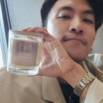 Noppharnach Chaiwimol Instagram - ปีนี้มี Last Twilight Candle เป็นของขวัญปีใหม่  2024 นะครับ🎁 เทียนหอมกลิ่นนี้ปรุงขึ้นพิเศษ โดยได้แรงบันดาลใจมากจาก ซีรีส์ ภาพนายไม่เคยลืม   . 🌄กลิ่นที่ชวนให้นึกถึงแสงแดดอุ่นๆ สายลมอ่อนๆ  บรรยากาศสีเขียวปนเหลืองและส้ม  อยากให้กลิ่นนี้เป็นตัวแทนของ ความสัมพันธ์ของหมอกและเดย์ที่แสนอบอุ่น เต็มไปด้วยความหวัง พลังบวกและความสดใส . 🌄ตัวกลิ่นหลักมาจากดอกไม้สีขาว เน้นที่ ดอกมะลิ ซึ่งเป็นดอกไม้โปรดของเดย์ สื่อถึงความนุ่มนวล อ่อนโยน เพิ่มความธรรมชาติด้วย Green notes จากผลไม้ตระกูลเบอร์รี่ และตัวเทียนมีโทนสีเหลืองอ่อนๆ ของดอกทานตะวัน ที่เป็นนิยามของความหวังในการมีชีวิตอยู่.  อยากให้ทุกคนนึกถึงช่วงเวลาที่สดชื่น สบายใจและผ่อนคลายได้ในเวลาเดียวกัน เหมือนเวลาที่เดย์ มีหมอกอยู่ใกล้ๆ เหมือนคอนเส็ปต์ของกลิ่นที่บอกว่า  "Be with You until the Last Twilight" . 🙏ขอบคุณที่สนับสนุนผลงานกันมาโดยตลอด  ยังไงฝากซีรีส์ ภาพนายไม่เคยลืมด้วยนะครับ #LastTwilightSeries