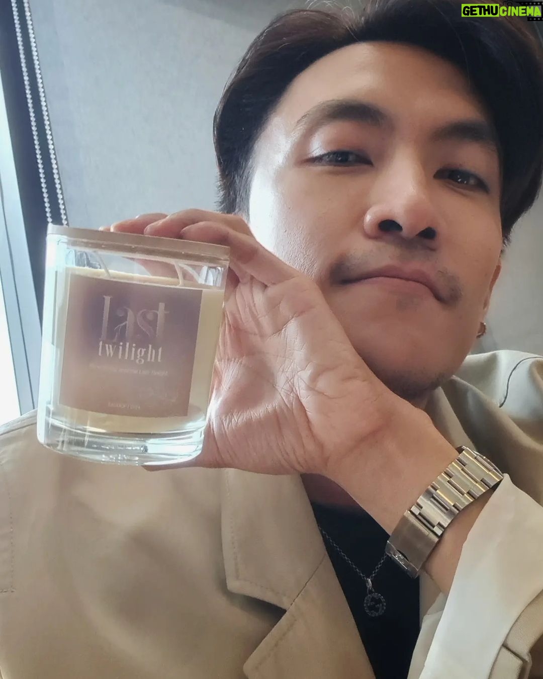 Noppharnach Chaiwimol Instagram - ปีนี้มี Last Twilight Candle เป็นของขวัญปีใหม่ 2024 นะครับ🎁 เทียนหอมกลิ่นนี้ปรุงขึ้นพิเศษ โดยได้แรงบันดาลใจมากจาก ซีรีส์ ภาพนายไม่เคยลืม . 🌄กลิ่นที่ชวนให้นึกถึงแสงแดดอุ่นๆ สายลมอ่อนๆ บรรยากาศสีเขียวปนเหลืองและส้ม อยากให้กลิ่นนี้เป็นตัวแทนของ ความสัมพันธ์ของหมอกและเดย์ที่แสนอบอุ่น เต็มไปด้วยความหวัง พลังบวกและความสดใส . 🌄ตัวกลิ่นหลักมาจากดอกไม้สีขาว เน้นที่ ดอกมะลิ ซึ่งเป็นดอกไม้โปรดของเดย์ สื่อถึงความนุ่มนวล อ่อนโยน เพิ่มความธรรมชาติด้วย Green notes จากผลไม้ตระกูลเบอร์รี่ และตัวเทียนมีโทนสีเหลืองอ่อนๆ ของดอกทานตะวัน ที่เป็นนิยามของความหวังในการมีชีวิตอยู่. อยากให้ทุกคนนึกถึงช่วงเวลาที่สดชื่น สบายใจและผ่อนคลายได้ในเวลาเดียวกัน เหมือนเวลาที่เดย์ มีหมอกอยู่ใกล้ๆ เหมือนคอนเส็ปต์ของกลิ่นที่บอกว่า "Be with You until the Last Twilight" . 🙏ขอบคุณที่สนับสนุนผลงานกันมาโดยตลอด ยังไงฝากซีรีส์ ภาพนายไม่เคยลืมด้วยนะครับ #LastTwilightSeries