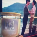 Noppharnach Chaiwimol Instagram - ปีนี้มี Last Twilight Candle เป็นของขวัญปีใหม่  2024 นะครับ🎁 เทียนหอมกลิ่นนี้ปรุงขึ้นพิเศษ โดยได้แรงบันดาลใจมากจาก ซีรีส์ ภาพนายไม่เคยลืม   . 🌄กลิ่นที่ชวนให้นึกถึงแสงแดดอุ่นๆ สายลมอ่อนๆ  บรรยากาศสีเขียวปนเหลืองและส้ม  อยากให้กลิ่นนี้เป็นตัวแทนของ ความสัมพันธ์ของหมอกและเดย์ที่แสนอบอุ่น เต็มไปด้วยความหวัง พลังบวกและความสดใส . 🌄ตัวกลิ่นหลักมาจากดอกไม้สีขาว เน้นที่ ดอกมะลิ ซึ่งเป็นดอกไม้โปรดของเดย์ สื่อถึงความนุ่มนวล อ่อนโยน เพิ่มความธรรมชาติด้วย Green notes จากผลไม้ตระกูลเบอร์รี่ และตัวเทียนมีโทนสีเหลืองอ่อนๆ ของดอกทานตะวัน ที่เป็นนิยามของความหวังในการมีชีวิตอยู่.  อยากให้ทุกคนนึกถึงช่วงเวลาที่สดชื่น สบายใจและผ่อนคลายได้ในเวลาเดียวกัน เหมือนเวลาที่เดย์ มีหมอกอยู่ใกล้ๆ เหมือนคอนเส็ปต์ของกลิ่นที่บอกว่า  "Be with You until the Last Twilight" . 🙏ขอบคุณที่สนับสนุนผลงานกันมาโดยตลอด  ยังไงฝากซีรีส์ ภาพนายไม่เคยลืมด้วยนะครับ #LastTwilightSeries
