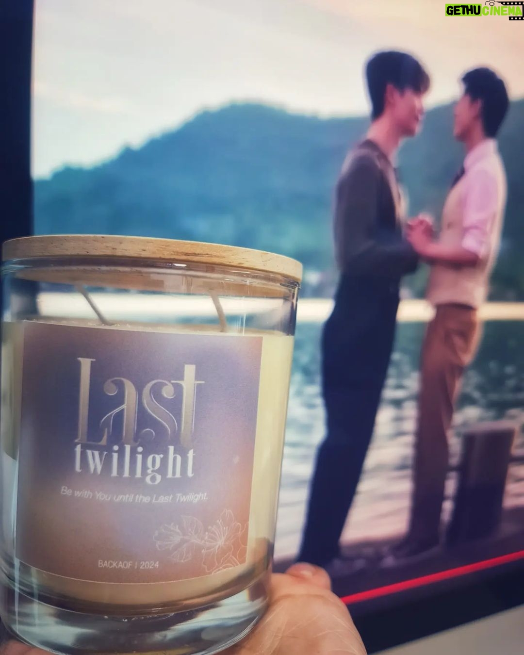Noppharnach Chaiwimol Instagram - ปีนี้มี Last Twilight Candle เป็นของขวัญปีใหม่ 2024 นะครับ🎁 เทียนหอมกลิ่นนี้ปรุงขึ้นพิเศษ โดยได้แรงบันดาลใจมากจาก ซีรีส์ ภาพนายไม่เคยลืม . 🌄กลิ่นที่ชวนให้นึกถึงแสงแดดอุ่นๆ สายลมอ่อนๆ บรรยากาศสีเขียวปนเหลืองและส้ม อยากให้กลิ่นนี้เป็นตัวแทนของ ความสัมพันธ์ของหมอกและเดย์ที่แสนอบอุ่น เต็มไปด้วยความหวัง พลังบวกและความสดใส . 🌄ตัวกลิ่นหลักมาจากดอกไม้สีขาว เน้นที่ ดอกมะลิ ซึ่งเป็นดอกไม้โปรดของเดย์ สื่อถึงความนุ่มนวล อ่อนโยน เพิ่มความธรรมชาติด้วย Green notes จากผลไม้ตระกูลเบอร์รี่ และตัวเทียนมีโทนสีเหลืองอ่อนๆ ของดอกทานตะวัน ที่เป็นนิยามของความหวังในการมีชีวิตอยู่. อยากให้ทุกคนนึกถึงช่วงเวลาที่สดชื่น สบายใจและผ่อนคลายได้ในเวลาเดียวกัน เหมือนเวลาที่เดย์ มีหมอกอยู่ใกล้ๆ เหมือนคอนเส็ปต์ของกลิ่นที่บอกว่า "Be with You until the Last Twilight" . 🙏ขอบคุณที่สนับสนุนผลงานกันมาโดยตลอด ยังไงฝากซีรีส์ ภาพนายไม่เคยลืมด้วยนะครับ #LastTwilightSeries
