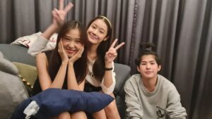 Noppharnach Chaiwimol Instagram - New Year Party 2024 เร็วโหดเหมือนโกรธเธอ🎉
.
มะละกอ พาวเวอร์แบงค์ เครื่องคิดเลข กระทะหมูกระทะ ทอยสตอรี่ บะหมี่กึ่งสำเร็จรูป  เยลลี่ ชุดนอนไม่ได้นอน 🤣
.
พยายามเชื่อโยงสิ่งเหล่านี้มาวันนึงแล้วยังหาทางไปไม่ได้เลอ555
. 
ปล.ใดใดก็คือ ขอบคุณทุกคนเด้อไม่ได้หัวเราะเหนื่อยอย่างนี้มานานแล้ว ปีหน้าเจอกันใหม่  หรือเราจัดทุกสามเดือนดี? xoxo