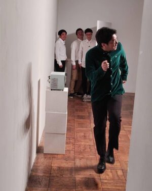 Norihiro Urai Instagram - ダンブラ大サーカス、無事閉幕！

#男性ブランコ
#ダンブラ大サーカス
#アーツ千代田3331 
#ラスト公演
#うるとらブギーズ さん
#トニーフランク
#ラブレターズさん
#コマンダンテさん
#打ち上げでデカ手羽先を持ってテンション上がる僕とスタッフさん
#ありがとうございました