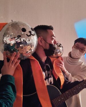 Norihiro Urai Instagram - ダンブラ大サーカス、無事閉幕！

#男性ブランコ
#ダンブラ大サーカス
#アーツ千代田3331 
#ラスト公演
#うるとらブギーズ さん
#トニーフランク
#ラブレターズさん
#コマンダンテさん
#打ち上げでデカ手羽先を持ってテンション上がる僕とスタッフさん
#ありがとうございました