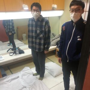 Norihiro Urai Instagram - 山里さんのラジオに続いて木曜ラヴィット！に出させていただいたら、朝から妹に会って音符が実写化されて3機ほど失いました。

#山里亮太の不毛な議論 
#修学旅行みたいな寝方の仮眠
#ラヴィット
#りくろーおじさん
#まなみありがとう
#こちらこそ来年もよろしくお願いします