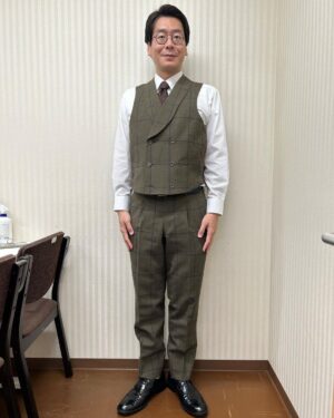 Norihiro Urai Instagram - ニュー衣装だぜへいへいへい
ネタ以外はベストだぜへいへいへい

#新衣装
#ν衣装
#初めてのダブルスーツ
#頭取感が強い
#今後ともよろしくお願いします