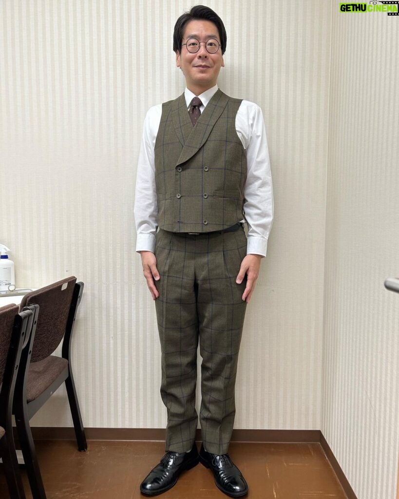 Norihiro Urai Instagram - ニュー衣装だぜへいへいへい ネタ以外はベストだぜへいへいへい #新衣装 #ν衣装 #初めてのダブルスーツ #頭取感が強い #今後ともよろしくお願いします