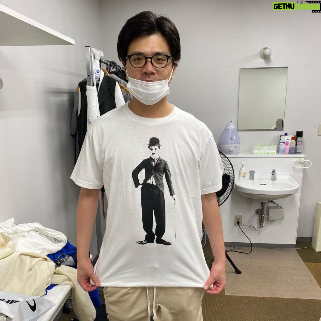 Norihiro Urai Instagram - 阪本と幕張の合間15分で買ったシャツ #マユリカ #幕張 #チャップリン #オードリーヘプバーン #色々見て回るとかせずこれ買ってすぐ戻った