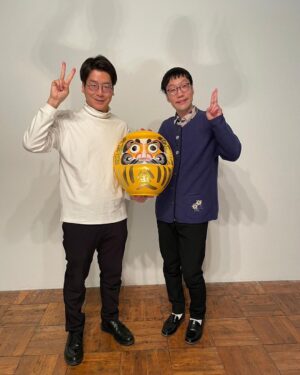 Norihiro Urai Instagram - ダンブラ大サーカス、無事閉幕！

#男性ブランコ
#ダンブラ大サーカス
#アーツ千代田3331 
#ラスト公演
#うるとらブギーズ さん
#トニーフランク
#ラブレターズさん
#コマンダンテさん
#打ち上げでデカ手羽先を持ってテンション上がる僕とスタッフさん
#ありがとうございました